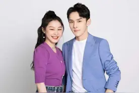 有种对比叫27岁金靖与22岁的关晓彤, 同是一件衣服为何差距如此大图片