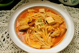 韩剧无处不在的泡菜汤，原来这么好吃，不加任何调料，汤汁都喝完图片