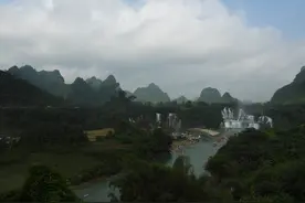 越南边境，德天瀑布图片