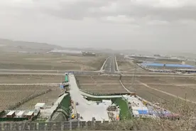 乌鲁木齐这座山挡住两个片区发展，山体里打隧道，刻不容缓图片