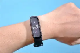 换手换不用重复开卡了，小米手环支持13张公交卡随意移卡图片