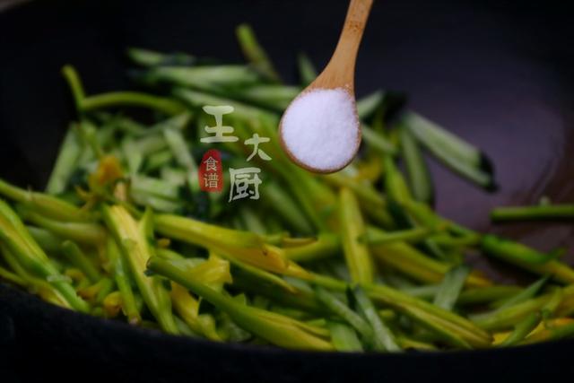黄花菜和它一起下锅炒，又鲜又嫩好吃下饭，营养美味做法还简单
