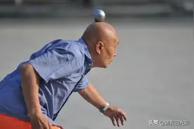 沈阳74岁老人头顶1.3斤钢球练骑行，把癌症“吓跑了”，看详情图片