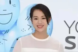 41胡杏儿罕见露脸 白色蕾丝裙裤优雅美 眼神依然纯洁图片