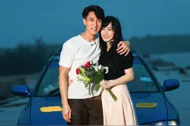 吴尊带妻子参加同学会晒合照，一对比发现：中年发福有多普遍图片