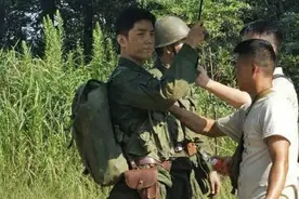 肖战新剧路透曝光，烈日之下为工作人员撑伞，网友直呼撞脸郑恺图片