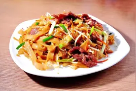 广东小吃“炒牛河”还可以这样做，筋道软弹清脆不油腻，成本6元图片