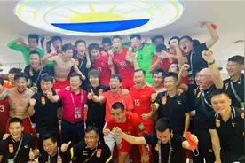 足协主席跳“圈圈舞”庆祝出线被讽如范进中举，名记：他压力太大图片