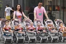 夫妻两带6个宝宝逛街“横行霸道”，一路上回头率爆表，看呆路人图片