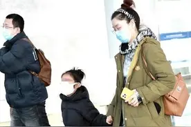 玲花一家三口走机场，老公罕露面气质儒雅，7岁女儿扎马尾好俏皮图片