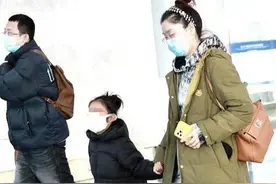 玲花一家三口走机场，老公罕露面气质儒雅，7岁女儿扎马尾好俏皮图片