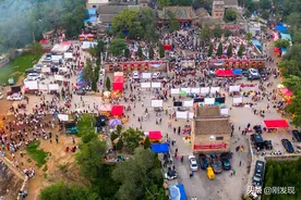 上万人露宿山顶庆祝老奶奶生日，千场电影播放，连去三年才算圆满图片