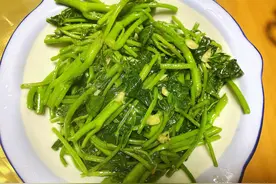 言夕小妹家常菜[清炒红薯尖]，成本才3块钱，翠绿鲜嫩，香滑爽口图片