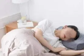 西安一男子夜闯足浴店女宿舍，强行猥亵，女子反抗后被打至尿失禁图片