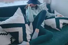 华为小公主和洪晃隔空撞衫，一个秀豪宅外的雪山，一个豪宅里遛狗图片