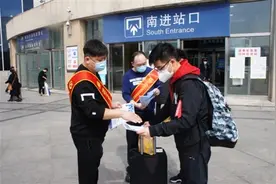 天津站站区活跃着一支学雷锋志愿服务队-站区志愿者 抗疫热心肠图片