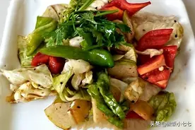 腌卷心菜时，不要直接加料汁，多加一步，清脆又解腻，特下饭图片