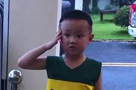 可爱！“小粉丝”给消防员送神秘“礼物”，激动到左右手轮番敬礼图片