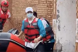 王一博前线救援获赞！淌深泥水转移被困灾民，辗转河南多地送物资图片