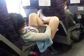 大姐，公共车上睡觉也不知道矜持点，亮点全被后面的小伙给看到了图片