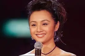 曹颖：主持春晚3年，退出央视嫁龙套男，坐月子时曾患产后抑郁图片