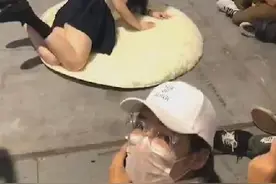 上海漫展JK制服拍摄不雅动作 是自由还是软色情？图片