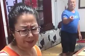笑喷！山东老夫妻花式吐槽蹭饭闺女：一天几趟门口踩得都不长草了图片