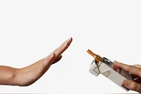 小女孩问大人借打火机抽烟，大人把烟都丢了，小女孩做了什么？图片
