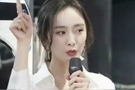 杨幂直播状态满分！丝绸长裙秀性感大长腿，收工后还秀妩媚浴缸照图片