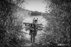 外面传来小妹那撕心裂肺的哭喊声和“砰砰砰”的拍打声，太惨了图片