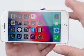 花了2099元买的iPhone7开箱，点亮屏幕那一刻，我整个人都懵了！视频封面