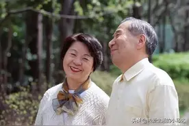 74岁老人的忠告：晚年想要过得幸福快乐，请记住这四句话图片