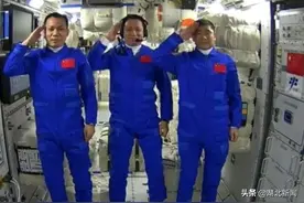 聂海胜弟弟学做牛肉面，等哥哥回家图片