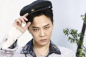 这才是混搭圈中的“王者”！权志龙看秀穿女装，造型一言难尽图片