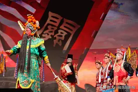 新编历史剧《义薄云天》在洛阳关林上演，戏里戏外体验两种“关公”图片