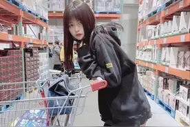 日本少女的靴子比人还高，穿上却像“裤子掉了”，这时尚真看不懂图片