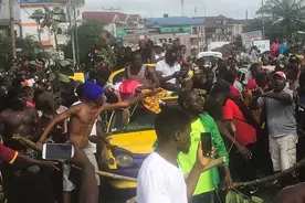 喀麦隆：警察枪杀小女孩，500名路人暴动，将警察活活打死图片