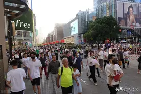 人多的地方不要去，但人少的地方更要敢去图片