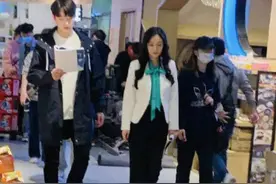 不顾魏大勋感受？杨幂片场休息时，用崇拜眼神凝望许凯一脸花痴图片