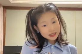 小沈阳14岁女儿近照曝光，带耳钉对镜跳舞，挑染粉发颜值逆袭图片