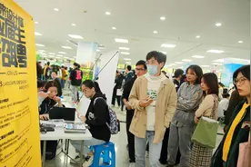 二本生正在逃离双选会图片