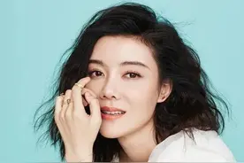 成龙做媒，当首富新娘，拿走3亿分手费，名声被毁的她有苦难言？图片