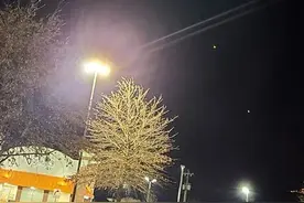 美国午夜出现蓝光和一群亮点，超2万人认为是外星飞碟，真相来了图片