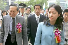 翁帆结婚15年，为啥不生孩子？杨振宁10字回应：道出爱情的真谛图片