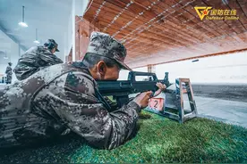 某部新兵首次实弹打靶：听，子弹出膛的声音图片