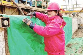王莉萍：清污女工与泥浆为伴图片