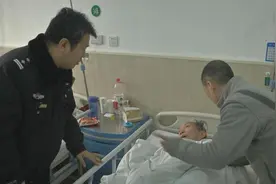 独居老人突然不接电话 多亏民警破门而入……图片