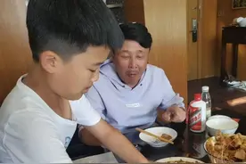 奥运冠军王楠一家接地气，搓衣板洗衣服，桌上茅台酒暴露财富图片