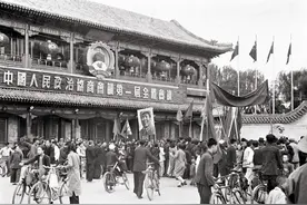 1949年，主持人宣布了毛主席当选为第一任主席，一时间举国欢庆图片