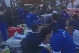 学生蹲校门口赶作业“不写完不让进”？涉事学校回应图片